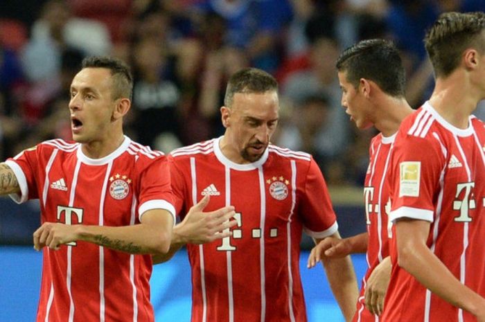 Para pemain Bayern Muenchen merayakan gol ke gawang Chelsea saat kedua tim bertemu pada partai International Champions Cup (ICC) 2017 di Stadion Nasional Singapura, 25 Juli 2017.