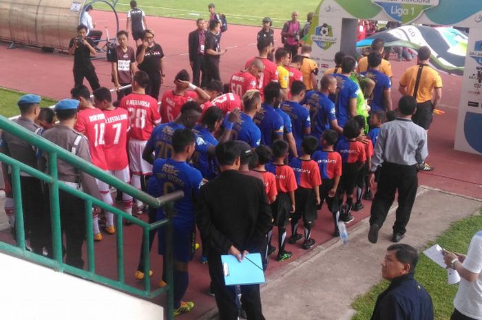 Skuat Persija Jakarta dan Persib Bandung bersiap memasuk lapangan Stadion Manahan, Solo, Jumat (3/11/2017)