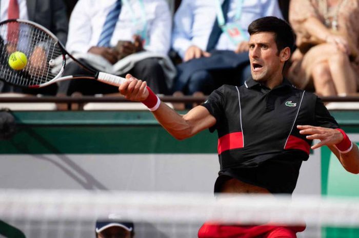 Novak Djokovic (Serbia) saat beraksi pada laga babak 16 besar Roland Garros 2018 yang digelar pada Minggu (3/6/2018).