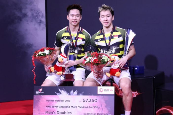 Kevin Sanjaya Sukamuljo/Marcus Fernaldi Gideon saat menerima hadiah setelah memenangi partai final Denmark Open 2018 yang digelar Minggu (21/10/2018).