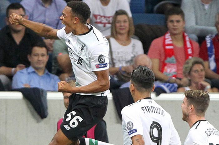 Bek kanan Liverpool FC, Trent Alexander-Arnold (kiri), merayakan gol yang dia cetak dalam laga leg 1 babak play-off Liga Champions 2017-2018 kontra Hoffenheim di Stadion Rhein Neckar Arena, Hoffenheim, Jerman, pada Selasa (15/8/2017).