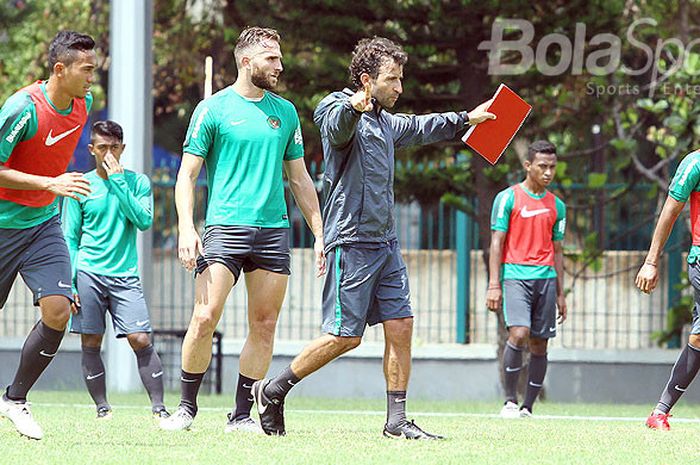 Pelatih timnas Indonesia U-23, Luis Milla, memberikan instruksi saat memimpin jalannya pemusatan latihan di Lapangan ABC Senayan, Jakarta, Selasa (20/2/2018). Pemusatan latihan ini dilakukan jelang Asian Games 2018.