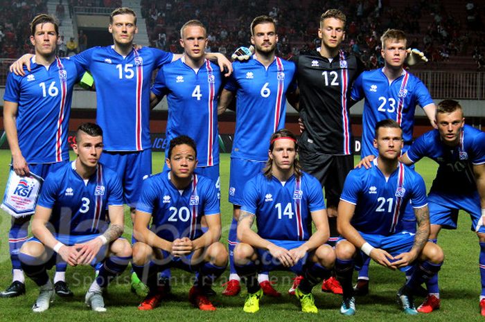 Para pemain Islandia berfoto bersama sebelum kick off laga kontra Indonesia Selection di Stadion Maguwoharjo, Sleman pada, Kamis (11/1/2018).