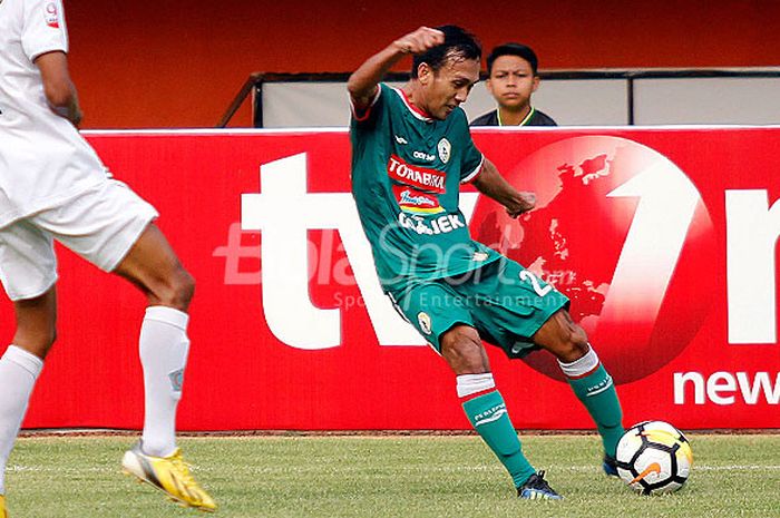 Aksi gelandang PSS Sleman, Ichsan Pratama, saat tampil melawan PSBS Biak dalam laga lanjutan Liga 2 di Stadion Maguwoharjo, Sleman, pada Senin (10/9/2018).