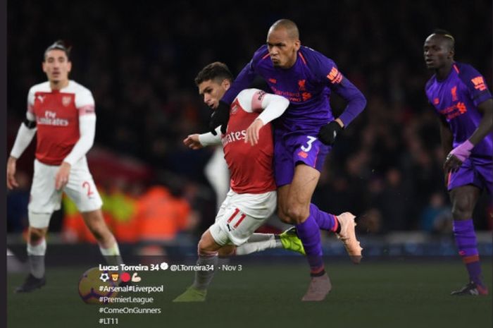 Gelandang Arsenal Lucas Torreira, berduel dengan pemain Liverpool, Fabinho, dalam pekan ke-11 Liga Inggris di Emirates Stadium pada 3 November 2018.