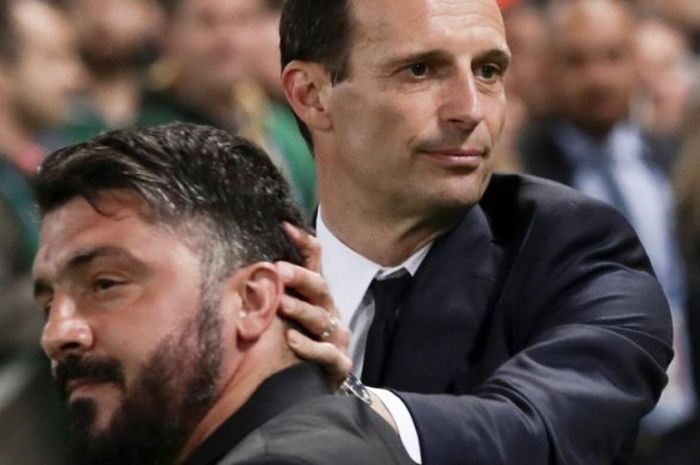 Massimiliano Allegri (kanan) dan Gennaro Gattuso bertemu dalam partai final Coppa Italia antara Juventus lawan AC Milan di Stadion Olimpico Roma, 9 Mei 2018.