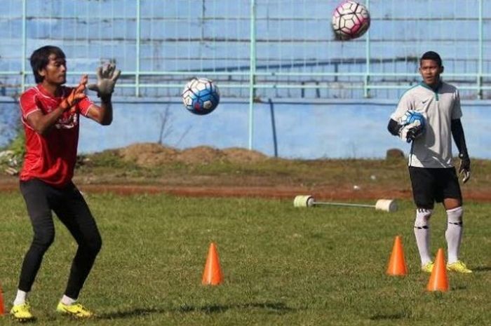 Duo kiper Madura United, Herry Prasetyo (kiri) dan Joko Ribowo dalam sesi latihan timnya di Stadion Brantas, Kota Batu pada pertengahan April 2016. 