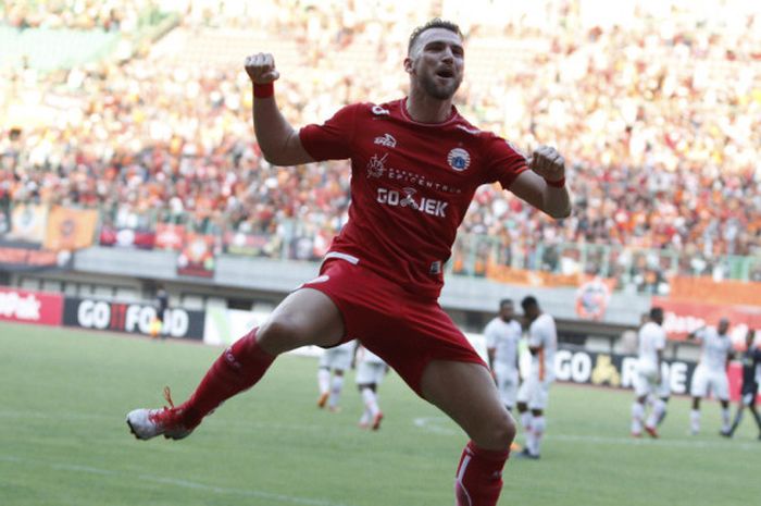 Selebrasi penyerang Persija Jakarta, Marko Simic setelah mencetak gol ke gawang Perseru Serui di Stadion Patriot Chandrabhaga, Bekasi, Senin (8/10/2018).