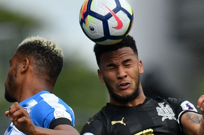 Pemain Newcastle United, Jamaal Lascelles (kanan), menyundul bola dalam partai Liga Inggris lawan Huddersfield Town di Stadion John Smith, 20 Agustus 2017.