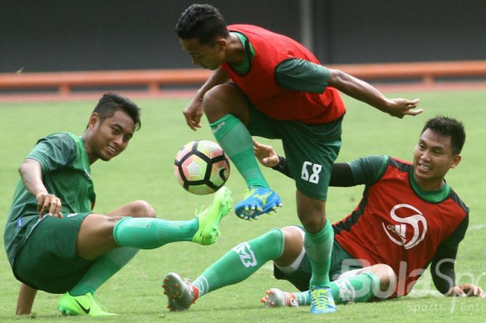 Tiga pemain PS TNI sedang melakukan latihan.