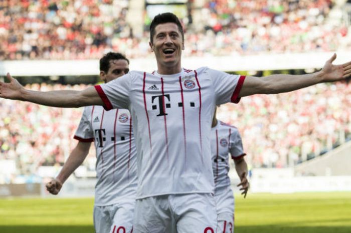 Selebrasi penyerang FC Bayern Muenchen, Robert Lewandowski, saat mencetak gol pada laga versus Hannover 96 pada lanjutan Liga Jerman di Stadion HDI Arena, Hannover, Jerman, Sabtu (21/4/2018).