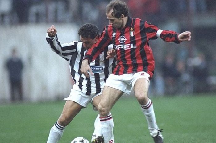 Aksi Roberto Baggio (kiri) berseragam Juventus saat berebut bola dengan kapten AC Milan, Franco Baresi, dalam laga Serie A, 1 April 1995.