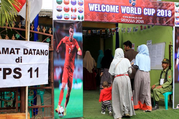 Tempat Pemungutan Suara (TPS) 11, RW 5, Perum Bumi Asri Sengkaling, Desa Mulyoagung, Kecamatan Dau, Kabupaten Malang bernuansa Piala Dunia 2018 dalam Pemilihan Kepala Daerah (Pilkada) serentak pada Rabu (27/6/2018).