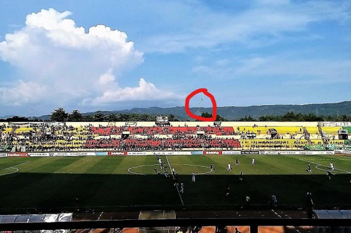 Suasana pertandingan PS Tira Vs Persebaya di Stadion Sultan Agung Bantul, Jumat (13/4/2018)