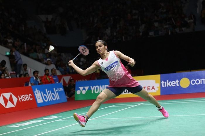 Pebulu tangkis tunggal putri India, Saina Nehwal,mengembalikan kok ke arah Ratchanok Intanon (Thailand) pada semifinal Indonesia Masters 2018 yang berlagsung di Istora Senayan, Jakarta, Sabtu (27/1/2018).