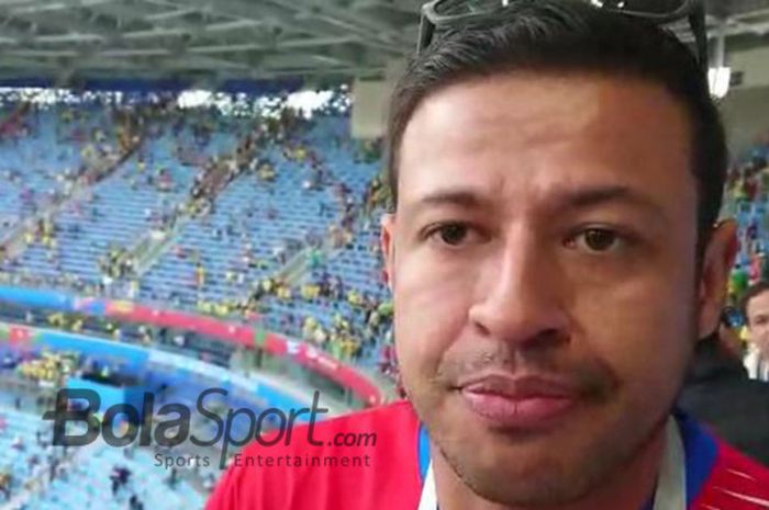 Roy Samora, suporter Kosta Rika memberikan ucapan selamat untuk timnas Brasil yang berhasil mengalahkan The Ticos di Saint Petersburg Stadium, Kamis (22/6/2018).