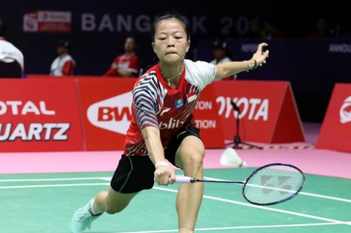 Pebulu tangkis tunggal putri Indonesia, Fitriani, mengembalikan kok ke arah Soniia Cheah di partai pertama penyisihan Grup D melawan Malaysia pada Piala Uber 2018 di Impact Arena, Bangkok, Thailand, Senin (21/5/2018). 