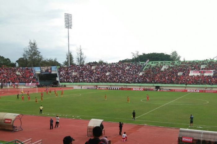 Suasana laga uji coba antara tuan rumah Persis kontra Bhayangkara FC di Stadion Manahan, Solo pada Minggu (25/2/2018) sore. 