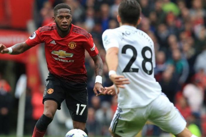 Fred (kiri) mencoba melewati Joao Moutinho dalam partai Liga Inggris antara Manchester United lawan Wolverhampton Wanderers di Stadion Old Trafford, Manchester, 22 September 2018.