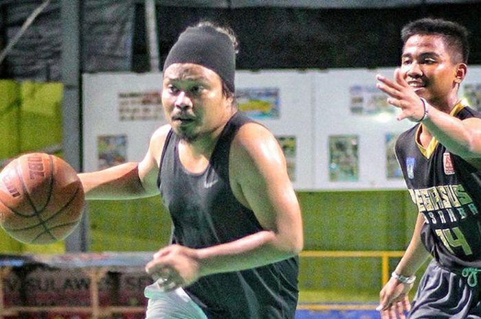 Mohammad Istiqamah Djamad, atau Is eks vokalis Payung Teduh saat bermain basket di lapangan Flying Wheel Basketball, Makassar pada Kamis (26/1/2018).