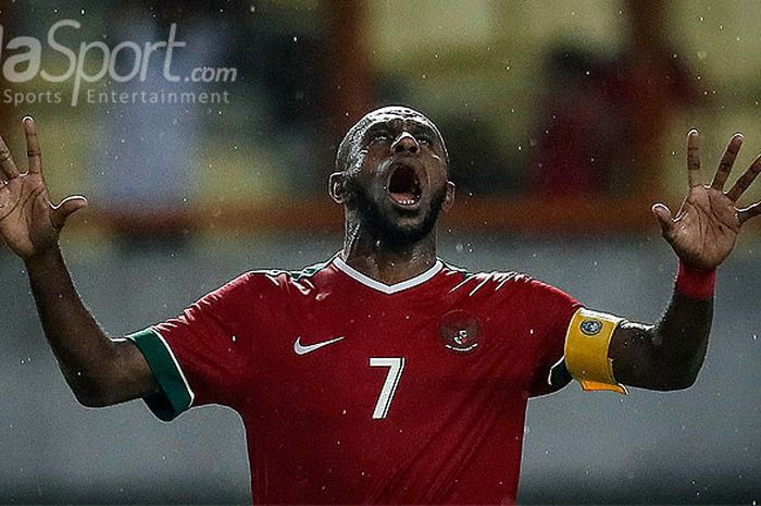   Ekspresi kecewa striker timnas Indonesia, Boaz Solossa, setelah gagal  mencetak gol ke gawang timnas Suriah U-23 dalam laga uji coba di Stadion Wibawa Mukti, Cikarang, Jawa Barat, Sabtu (18/11/2017).  