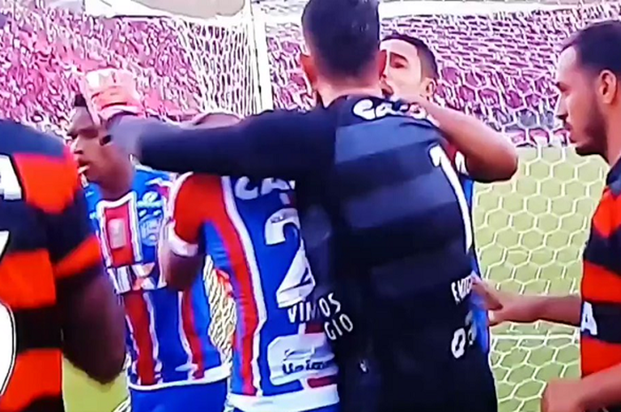 Perkelahian antara pemain Bahia dan Vitoria di Campeonato Baiano, Liga Brasil, di Stadion Baradao, Senin (19/2/2018)