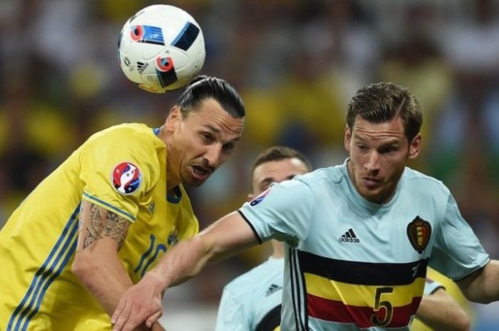 Penyerang Swedia, Zlatan Ibrahimovic (kiri), berduel dengan bek Belgia, Jan Vertonghen, dalam laga pamungkas Grup E Piala Eropa 2016 di Allianz Riviera, Nice, pada Selasa (22/6/2016) waktu setempat.