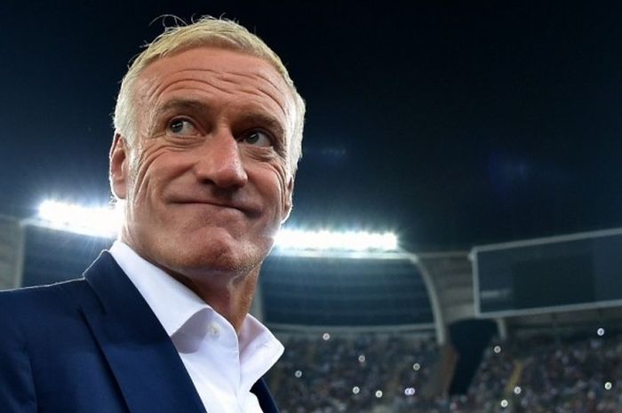 Pelatih Prancis, Didier Deschamps, tersenyum dalam pertandingan persahabatan melawan Italia di Stadion San Nicola, Bari, Italia, 1 September 2016.