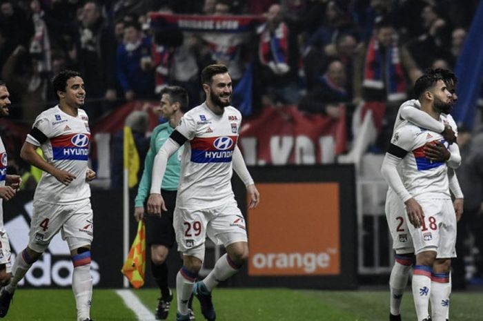 Gelandang Olympique Lyon, Nabil Fekir (kanan), merayakan gol yang dia cetak ke gawang Paris Saint-Germain dalam laga Liga Prancis di Stadion Groupama, Lyon, pada 21 Januari 2018.