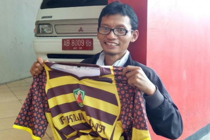 Anom Wahyu Nugroho, Komunitas Pecinta Jersey KW Lokal, Yogyakarta, menunggu pemain Timnas Islandia di Stadion Sultan Agung, Bantul, Selasa (9/1/2018).