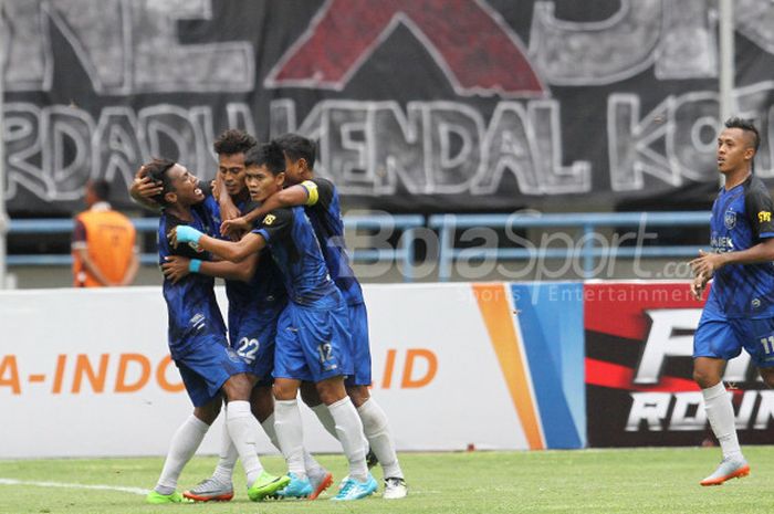 Pemain PSIS Semarang merayakan keberhasilan mereka mengalahkan Martapura dengan skor 6-4 pada pertandingan perebutan tempat ketiga Liga 2 di Stadion Gelora Bandung Lautan Api, Selasa (28/11/2017). Berkat kemenangan ini, PSIS mendapatkan tiket promosi ke Liga 1. 