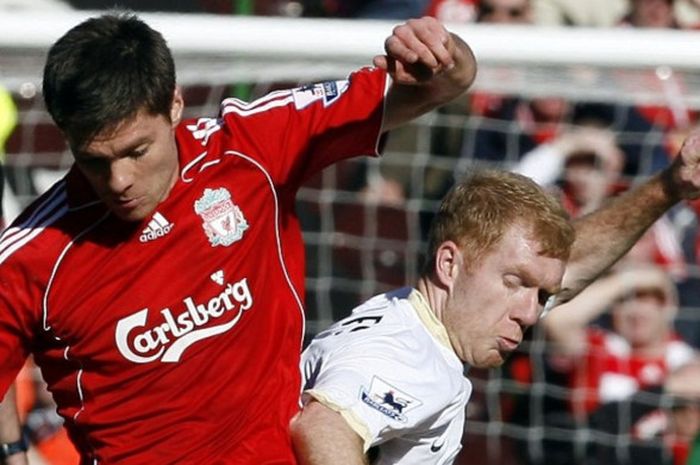 Gelandang Liverpool, Xabi Alonso (kiri), berduel dengan pemain Manchester United, Paul Scholes, dalam laga Liga Inggris di Stadion Anfield, Liverpool, pada 3 Maret 2007.