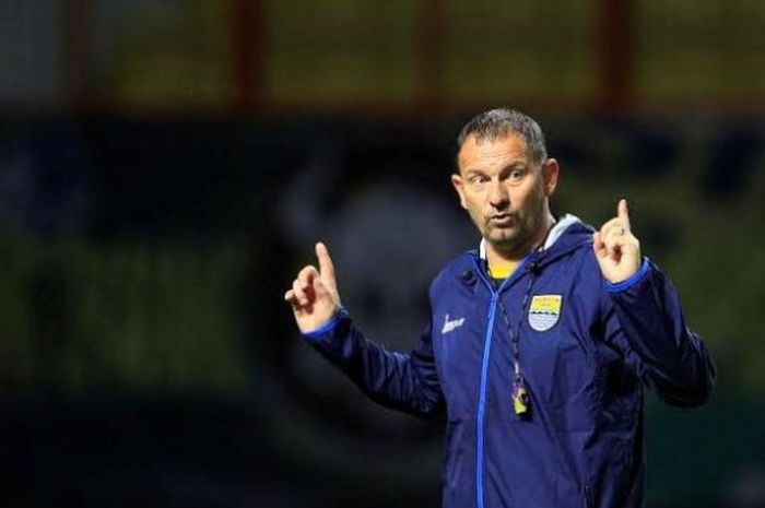 Pelatih Persib, Dejan Antonic bicara soal peluang menangani timnas dan terkait lisensinya yang selevel dengan Jose Mourinho. 