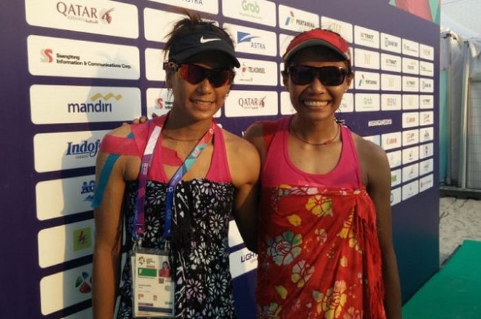 Tim bola voli pantai Indonesia, Dhita Juliana/Putu Dini Jasita Utami, berpose setelah menjalani pertandingan ketiga Pul D pada Asian Games 2018 melawan Kazakstan, Selasa (21/8/2018).