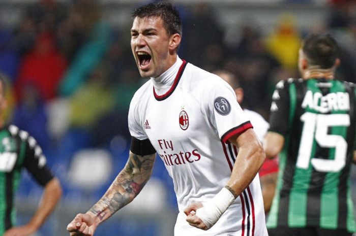 Pemain AC Milan, Alessio Romagnoli, melakukan selebrasi setelah mencetak gol ke gawang Sassuolo pada laga lanjutan Liga Italia di Mapei Stadium, Minggu (5/11/2017) waktu setempat.