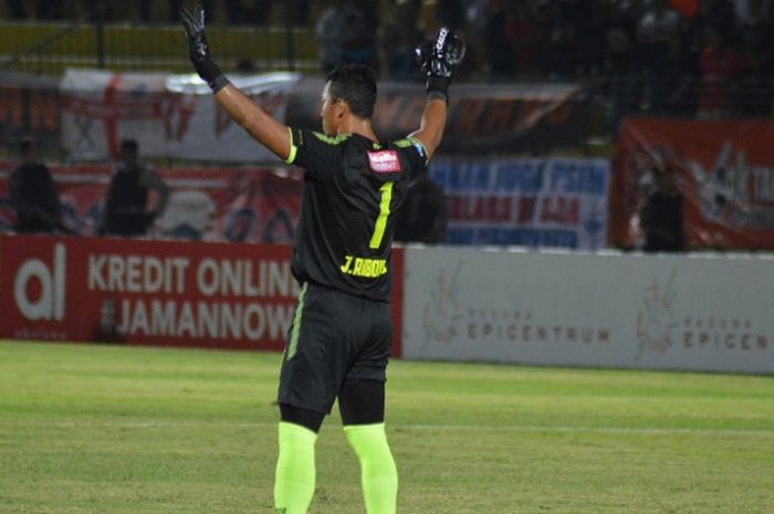 Kiper PSIS Semarang, Joko Ribowo, saat menghadapi Persija Jakarta di Stadion Sultan Agung, Bantul, S