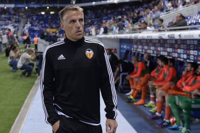 Phil Neville berjalan di sisi lapangan saat masih menjabat sebagai asisten pelatih Valencia pada 22 September 2015.