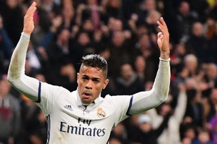 Mariano Diaz saat merayakan golnya untuk Real Madrid ke gawang Deportivo La Coruna pada laga Liga Spanyol di Santiago Bernabeu, Madrid, 10 Desember 2016.