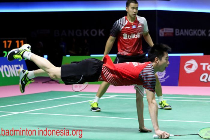 Kevin Sanjaya Sukamuljo  'terbang' saat mengembalikan bola dari pasangan Liu Cheng/Zhang Nan di semifinal Piala Thomas 2018, Jumat (25/5/2018), di Impact Arena, Bangkok, Thailand.