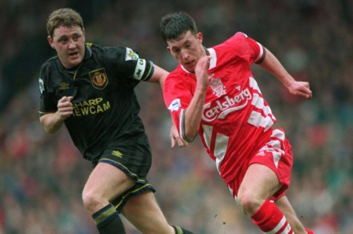 Steve Bruce saat memperkuat Man. United berduel dengan Robbie Fowler (Liverpool FC) di Anfield pada 19 Maret 1995.