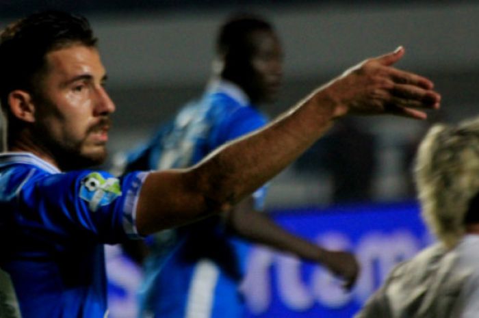 Striker Persib Bandung asal Argentina, Jonathan Bauman saat melawan Persela Lamongan di Stadion Gelora Bandung Lautan Api, Senin (16/7/2018).