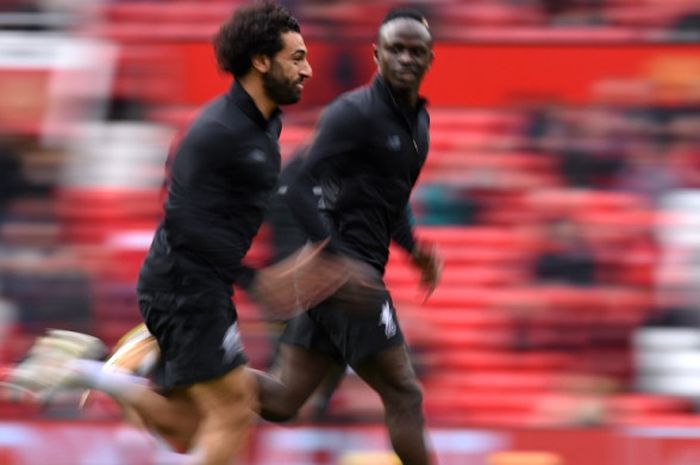  Mohamed Salah dan Sadio Mane melakukan pemanasan jelang duel tandang Liverpool di kandang Manchester United, Old Trafford, 10 Maret 2018. 