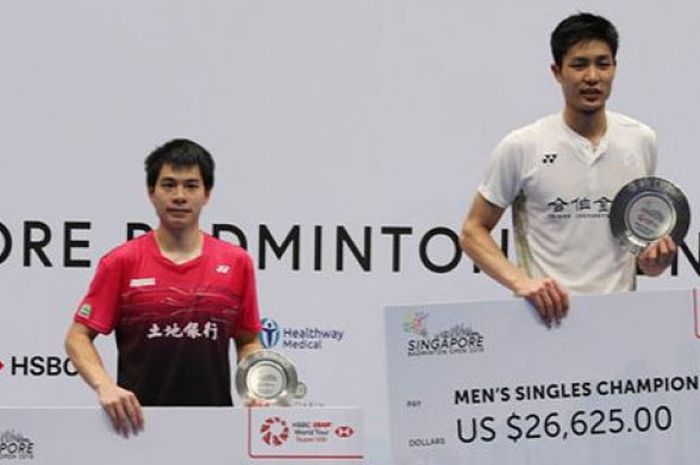 Chou Tien Chen (Taiwan) berhasil menyabet gelar juara Singapore Open 2018 usai mengalahkan rekan senegara, Hsu Jen-hao, pada pertandingan final yang digelar Minggu (22/7/2018). 