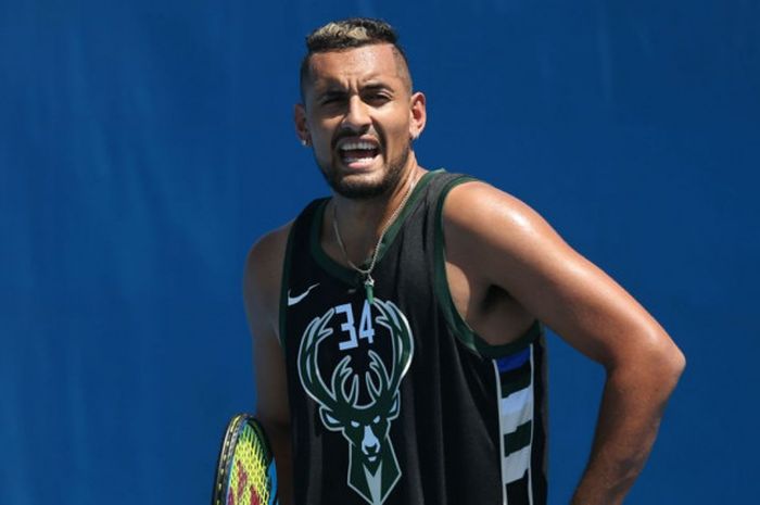 Petenis tunggal putra Australia, Nick Kyrgios, saat menjalani sesi latihan pada turnamen Brisbane International 2019 di Tennyson, Brisbane, Queensland, Australia.