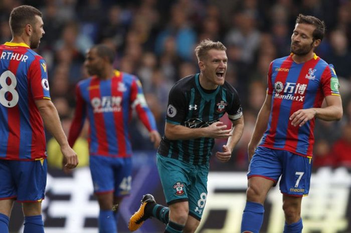 Gelandang Southampton, Steven Davis (tengah), merayakan gol yang dia cetak ke gawang Crystal Palace dalam laga Liga Inggris di Stadion Selhurst Park, London, pada 16 September 2017.