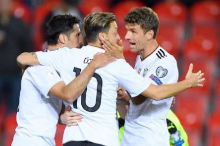 Mesut Ozil bersama pemain Jerman 