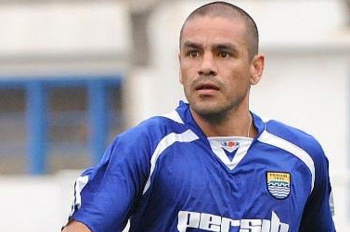 Gelandang asal Paraguay, Lorenzo Cabanas, saat berkostum Persib Bandung.