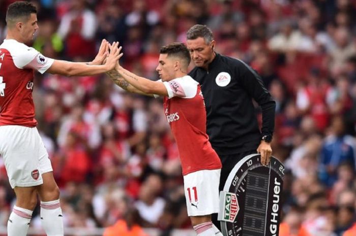 Lucas Torreira masuk menggantikan Granit Xhaka (kiri)  dalam partai Liga inggris antara Arsenal lawan Manchester City di Emirates Stadium London, 12 Agustus 2018.