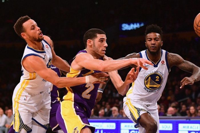 Pemain Los Angeles Lakers, Lonzo Ball (tengah), bersaing mendapatkan bola dengan dua pemain Golden State Warriors, Stephen Curry (kiri) dan Jordan Bell, pada laga NBA di STAPLES Center, Los Angeles, Rabu (29/11/2017) waktu setempat.