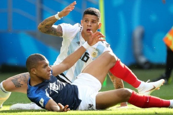 Kylian Mbappe dijatuhkan Marcos Rojo di kotak terlarang pada petrandingan Prancis vs Argentina di babak 16 besar Piala Dunia 2018 yang dilangsungkan di Kazan Arena, 30 Juni 2018.  